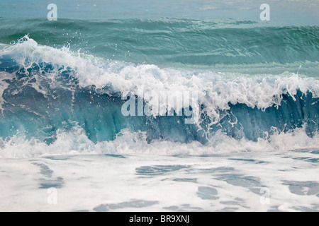 Un océan vagues qui viennent sur la plage Banque D'Images