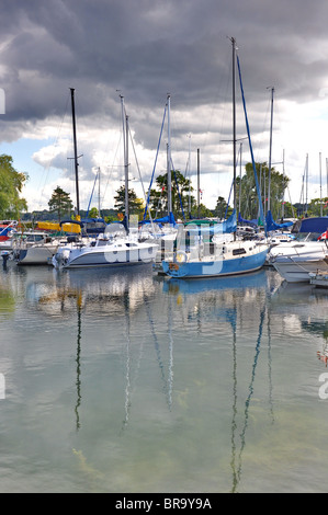 Barrie (Ontario) avec des bateaux dans le port, les nuages darks Banque D'Images