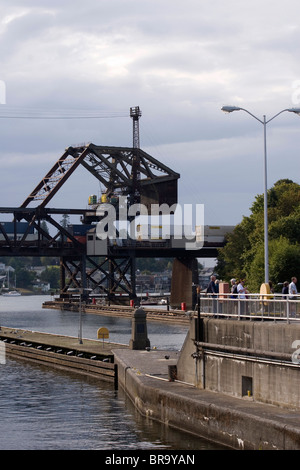 La Burlington Northern Santa Fe transport intermodal de marchandises train passe au pont de levage Ballard Locks Seattle WA USA Banque D'Images