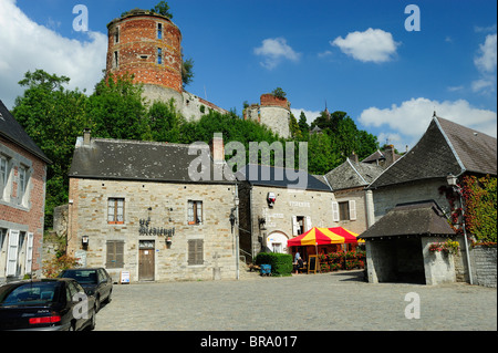 Le village de Hierges dominé par le Château de Hierges dans la région des Ardennes de France Banque D'Images