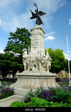 War Memorial dans 'Place Winston Churchill' à Charleville dans la région des Ardennes de France Banque D'Images