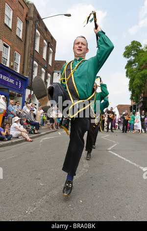 Les membres de la Des centaines de Chiltern Clog Morris groupe exécutant la danse de style nord-ouest à St Albans Festival 2010 Banque D'Images