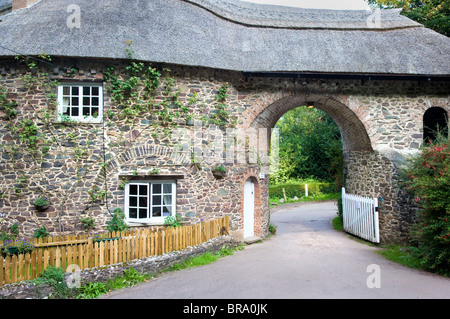 Plantureuse digne toll house Porlock avec son beau toit de chaume Banque D'Images