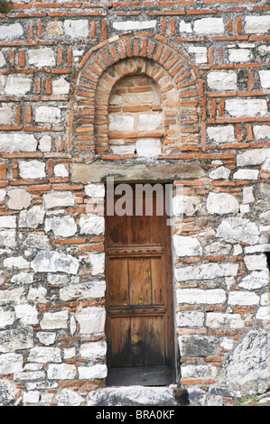 L'église Hagia Triada. Détail d'une vieille porte en bois et fenêtre cintrée. Berat la citadelle vieille ville fortifiée. Banque D'Images