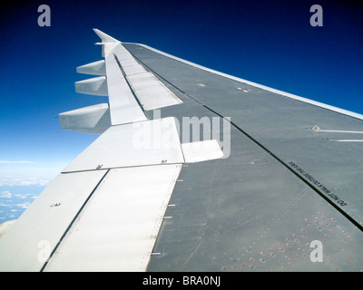 Aile d'un avion de ligne Airbus A320 avec un pied 112 envergure voir ici sur l'Atlantique, du Groenland et du Canada Banque D'Images