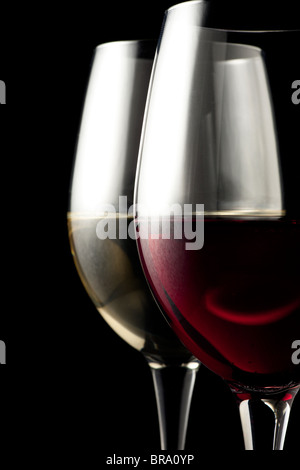 Lunettes avec du vin rouge et blanc Banque D'Images