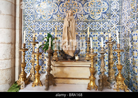 Notre Dame de Fatima statue en l'église de Santa Cruz. Ville de Santarém, au Portugal. Banque D'Images