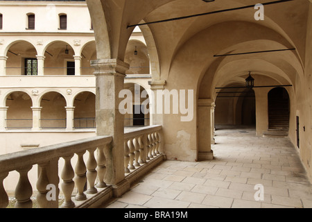 Cour Renaissance du château de Pieskowa Skala. Parc National Ojcow, Pologne. Banque D'Images