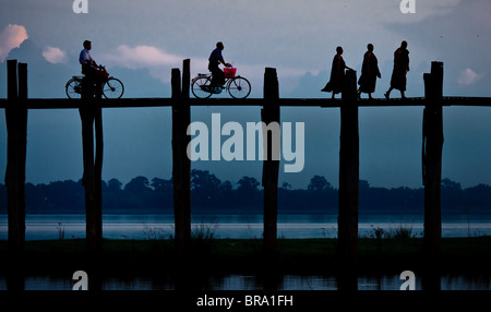 U Bein Bridge près de Amarapura, Mandalay, Myanmar, Birmanie Banque D'Images