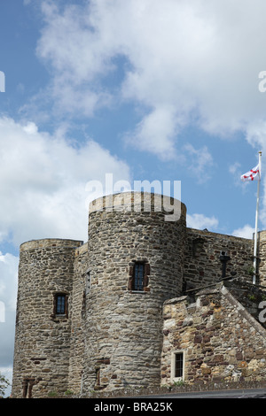 Mur est d'Ypres Château dans les Cinque port de Rye, East Suusex, UK. Remarque Le drapeau national de l'Angleterre en avion. Banque D'Images