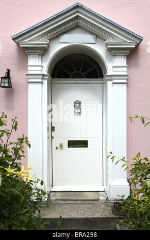 Géorgien traditionnel et original porte sur une maison de Rye, East Sussex, UK Banque D'Images