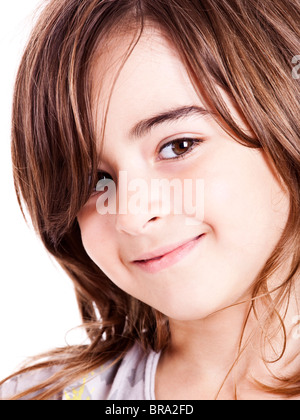 Portrait d'une mignonne petite fille isolée sur fond blanc Banque D'Images