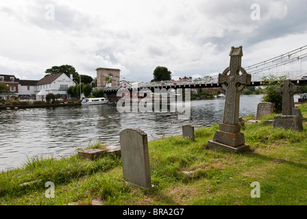 La vue depuis les rives de la Tamise à Marlow à travers de son célèbre pont et le restaurant et l'hôtel Le Compleat Angler Banque D'Images