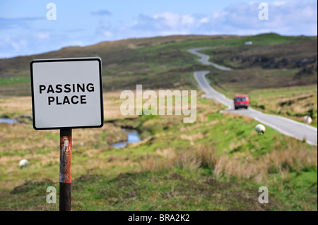 Signe de la circulation le long de la route à voie unique avec des lieux de passage sur le l'île de Skye, Highlands, Scotland, UK Banque D'Images