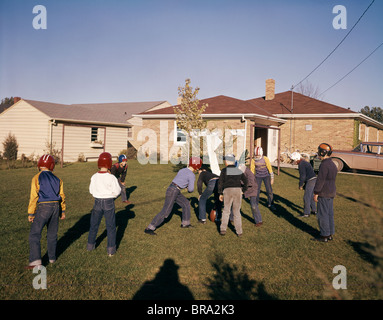 Années 1950 Années 1960 GROUP DES GARÇONS DE COUR de touch-football SUBURBAN HOUSE QUARTIER VOITURE Banque D'Images