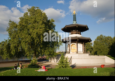 La pagode de la paix sur les rives de la Tamise dans Battersea Park, Londres, Angleterre, Royaume-Uni Banque D'Images