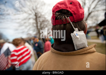 East Hampton - 15 avril 2009 : près de 100 personnes se sont réunis à l'extérieur d'East Hampton mairie mercredi, 15 avril 2009 à East Hampton, ny à participer à une journée d'impôt tea party. le tea party est un effort pour protester pour protester contre l'augmentation des taxes et de perte de contrôle des dépenses du gouvernement. (Photo de Gordon m'accorder). Banque D'Images