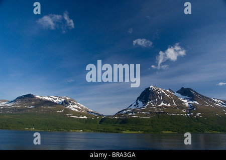 Norvège, Tromso. Passerelle vers l'Arctique situé au-dessus du cercle arctique. Navigation dans le Fjord de Tromsö via Haja (aka Hajafjorden). Banque D'Images