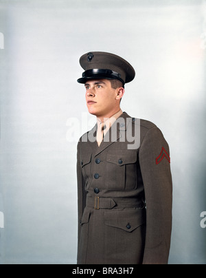 1960 PORTRAIT JEUNE HOMME AU GARDE-À-PORTER UNIFORME MARIN Banque D'Images