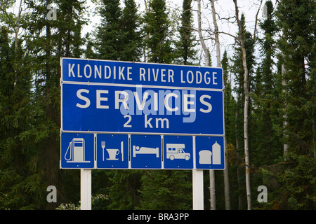 Services le long du road sign Banque D'Images