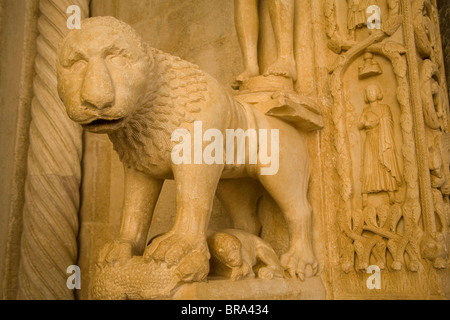 La Croatie Dalmatie Trogir site du patrimoine mondial de l'UNESCO. Statue de lion en pierre prend en charge veille à l'entrée de la cathédrale de St. Banque D'Images