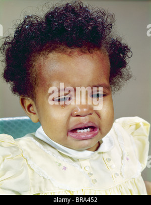 1960 AFRICAN AMERICAN BABY-GIRL CRYING Banque D'Images