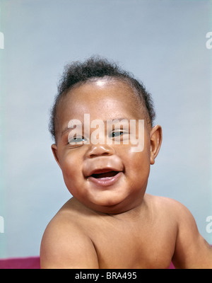 1960 AFRICAN-AMERICAN BABY BOY SMILING PORTRAIT Banque D'Images