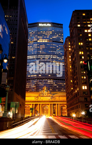 Dans Light-Trails avant de la MetLife Building et Grand Central Terminal de Manhattan, New York City USA Banque D'Images