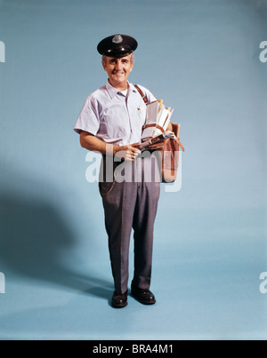 1970 COMITÉ PERMANENT FULL LENGTH PORTRAIT OF TRANSPORT MAILMAN MAIL BAG EN UNIFORME Banque D'Images