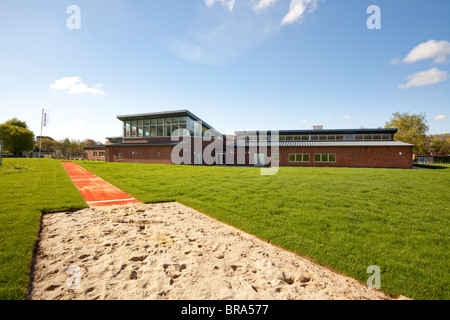 Le saut en carrière de sable sur le terrain de sport à l'école primaire, Milldown Blandford UK Banque D'Images