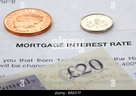 Lettre d'une banque en ce qui concerne le taux d'intérêt hypothécaire avec la trésorerie et notes sterling Banque D'Images