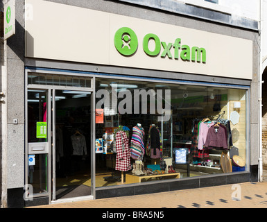 Magasin de charité Oxfam à Huddersfield town, West Yorkshire, England, UK Banque D'Images