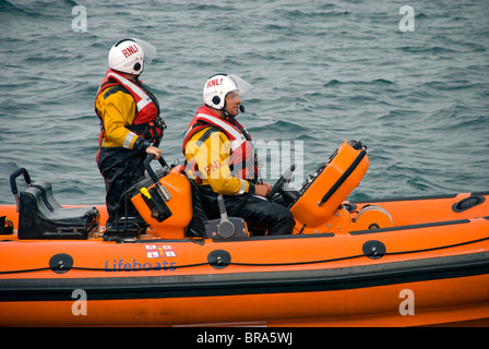 L'équipage avec deux côtes de la RNLI Banque D'Images