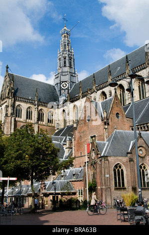 Les Pays-Bas Haarlem Grote Kerk St Bavokerk bike Banque D'Images