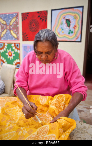 Les femmes autochtones, de batik, Australie Banque D'Images