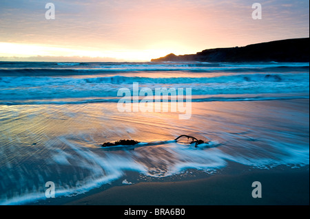 Vue paysage de l'aube sur la plage et mer,Runswick Bay, dans le Nord Est de l'Angleterre. Septembre 2010. Banque D'Images