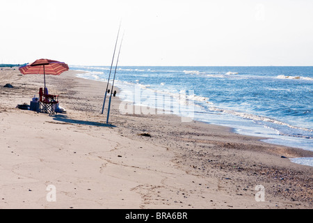 Des cannes à pêche à la main sur Holly Beach près de Cameron, en Louisiane, sur le golfe du Mexique. Banque D'Images