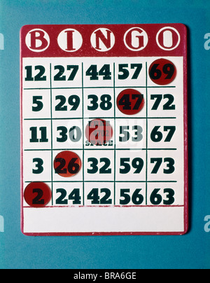 1960 1960 CARTE DE BINGO RÉTRO ROUGE AVEC MARQUEURS JETONS JEU GAGNANT CHIFFRES NUMÉROS CHANCE CHANCE Banque D'Images