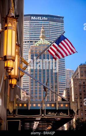 Tôt le matin voir de MetLife Building de l'hôtel Waldorf Astoria le long de Park Avenue, à Manhattan, New York City USA Banque D'Images