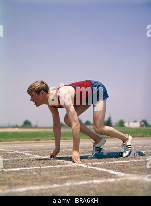 1970 L'ATHLÈTE PROFIL COUREUR EN BLOC DE DÉPART AU DÉBUT DE LA RACE Banque D'Images