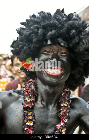 République démocratique populaire lao, Laos, Luang Prabang, festival du Nouvel An Lao, jeune homme portant perruque et peints en noir Banque D'Images