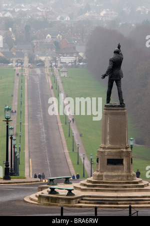 Prince of Wales Avenue depuis ni Parliament Buildings (Assemblée d'Irlande du Nord), avec une vue arrière du monument Carson au premier plan Banque D'Images