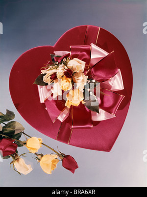 1960 SATIN ROUGE VALENTINE CANDY BOX AVEC RUBAN ROUGE JAUNE ROSES Banque D'Images