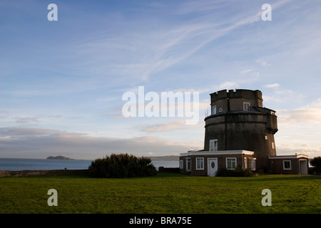 La tour Martello, Irlande ; Tower près de l'eau Banque D'Images