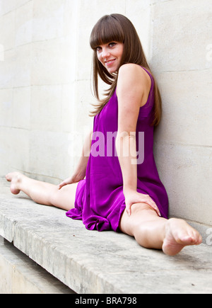 Portrait complet d'une femme pieds nus faisant une scission, Londres, Angleterre, Royaume-Uni. Banque D'Images