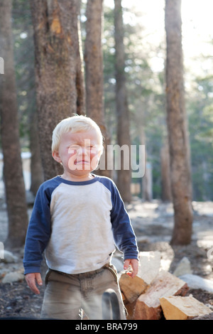 Petit garçon qui crie dans les bois Banque D'Images