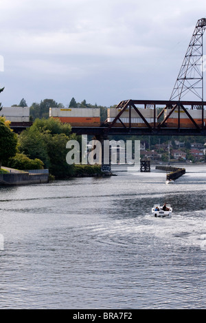 La Burlington Northern Santa Fe transport intermodal de marchandises train passe au pont de levage Ballard Locks Seattle WA USA Banque D'Images