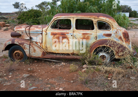 Carcasse de voiture vintage rouille dans outback ville minière de Broken Hill en Nouvelle Galles du Sud Banque D'Images