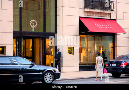 Shoppers chez Barneys le long de la 5e Avenue à Manhattan, New York City USA Banque D'Images