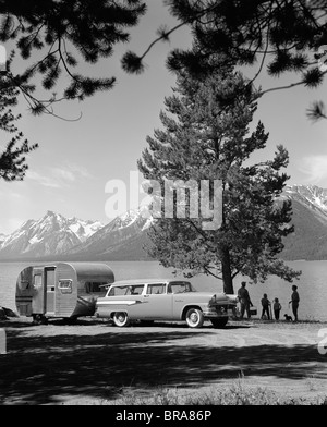 1950 Chariot de station familiale et remorque stationné LE LAC JACKSON LE GRAND Teton Mountains en arrière-plan Banque D'Images